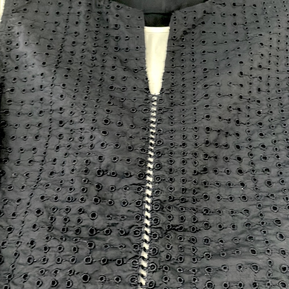 Banana Republic Navy Blue Linen Eyelet Sleeveless Top, size XL - Picture 4 of 5